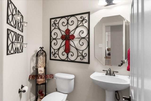 8402 Pecan Creek Drive, Arlington, TX 76001