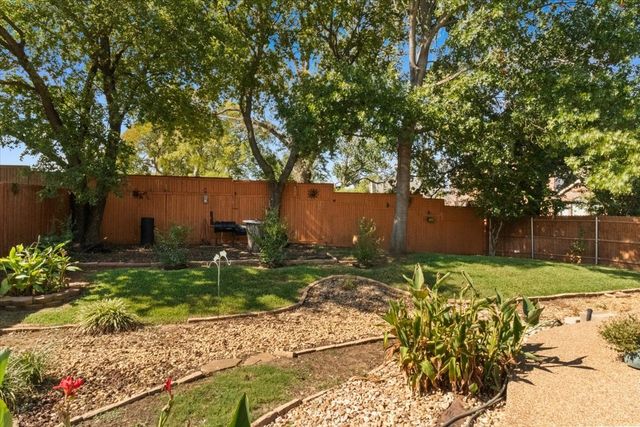 8402 Pecan Creek Drive, Arlington, TX 76001