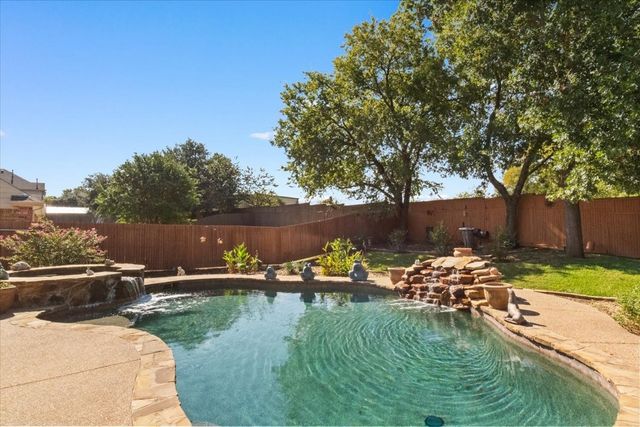 8402 Pecan Creek Drive, Arlington, TX 76001