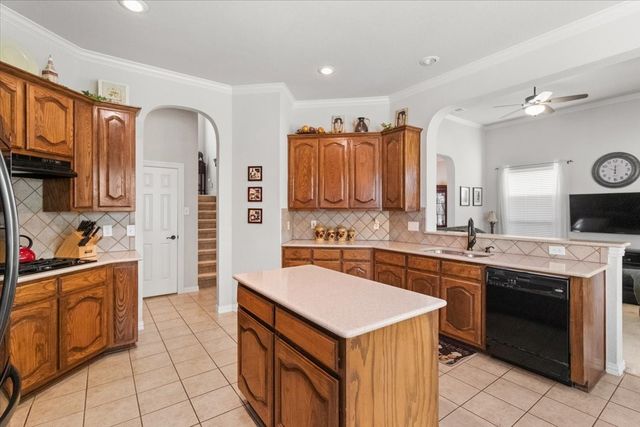 8402 Pecan Creek Drive, Arlington, TX 76001