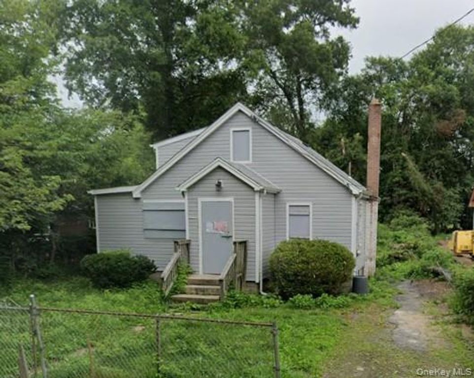 35 Adams Lane, Middle Island, NY 11953