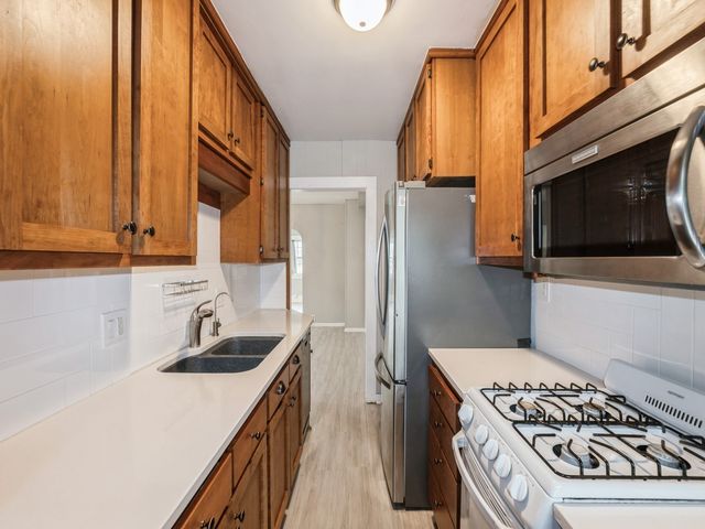 4000 University Avenue 2, Des Moines, IA 50311