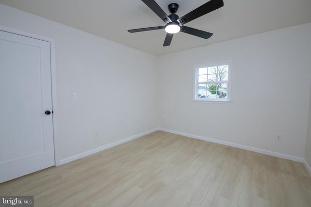 30 MISTLETOE LN, Levittown, PA 19054