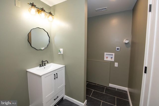 30 MISTLETOE LN, Levittown, PA 19054