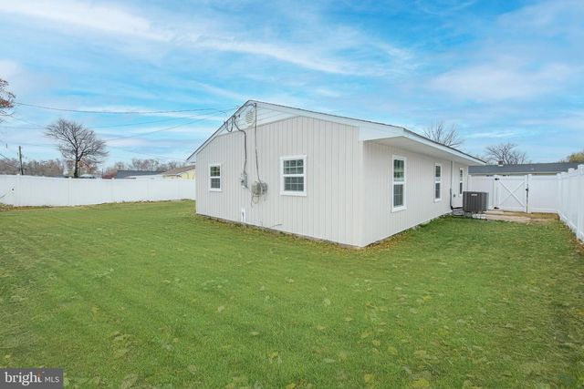 30 MISTLETOE LN, Levittown, PA 19054