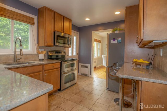 14 Meadowbrook Lane, Piscataway, NJ 08854
