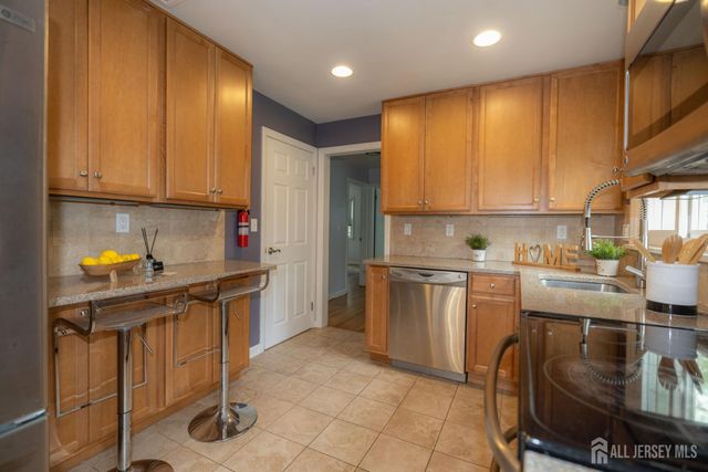 14 Meadowbrook Lane, Piscataway, NJ 08854