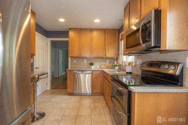 14 Meadowbrook Lane, Piscataway, NJ 08854
