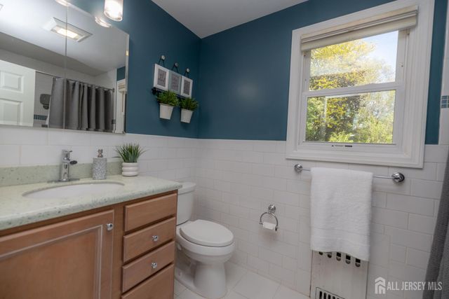 14 Meadowbrook Lane, Piscataway, NJ 08854