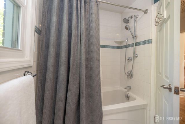 14 Meadowbrook Lane, Piscataway, NJ 08854