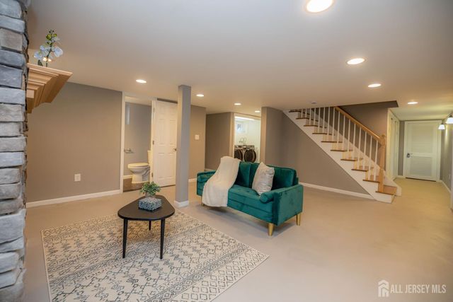 14 Meadowbrook Lane, Piscataway, NJ 08854