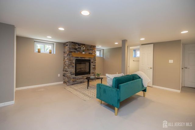 14 Meadowbrook Lane, Piscataway, NJ 08854