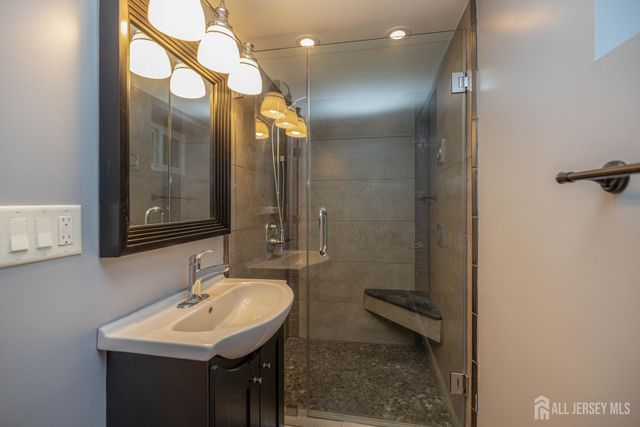 14 Meadowbrook Lane, Piscataway, NJ 08854