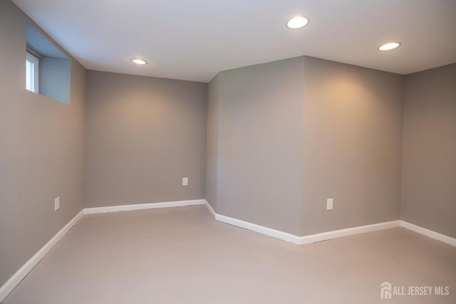 14 Meadowbrook Lane, Piscataway, NJ 08854