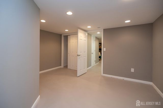 14 Meadowbrook Lane, Piscataway, NJ 08854