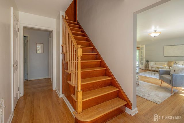 14 Meadowbrook Lane, Piscataway, NJ 08854
