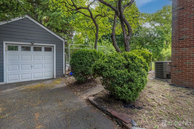14 Meadowbrook Lane, Piscataway, NJ 08854
