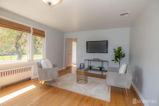 14 Meadowbrook Lane, Piscataway, NJ 08854
