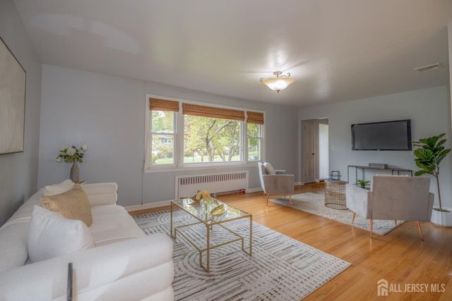 14 Meadowbrook Lane, Piscataway, NJ 08854