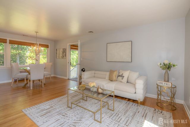 14 Meadowbrook Lane, Piscataway, NJ 08854
