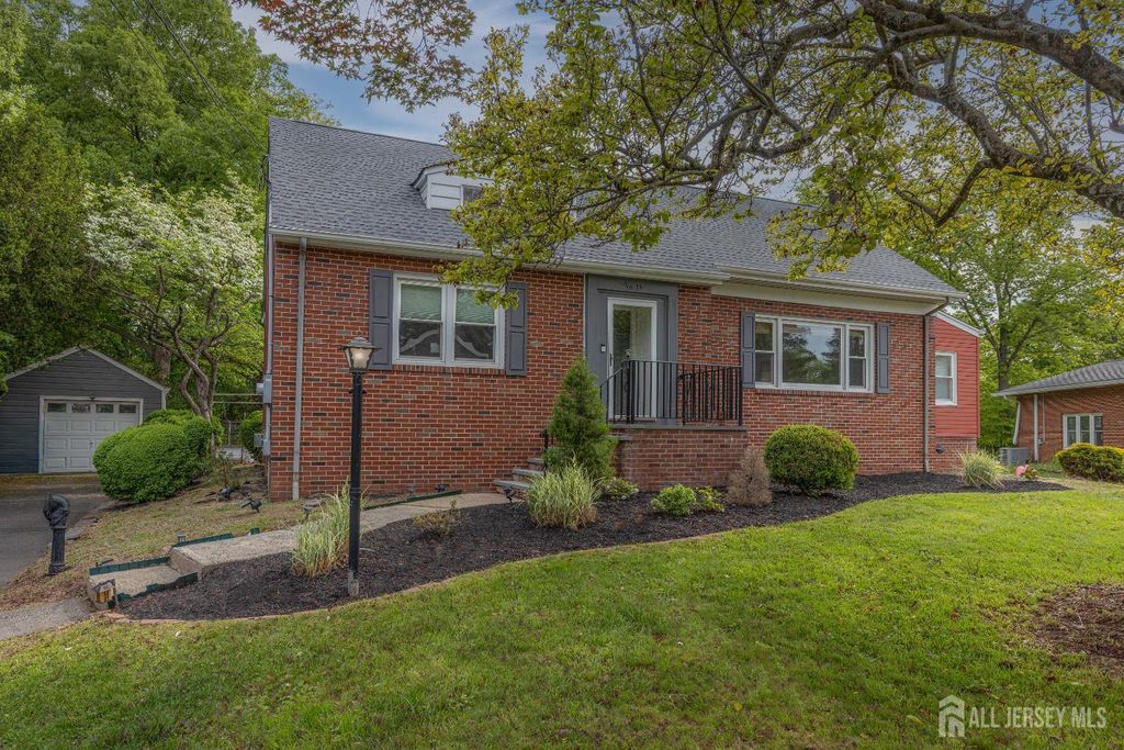 14 Meadowbrook Lane, Piscataway, NJ 08854