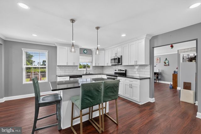60 PINE NEEDLE RD, Levittown, PA 19056