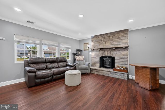 60 PINE NEEDLE RD, Levittown, PA 19056