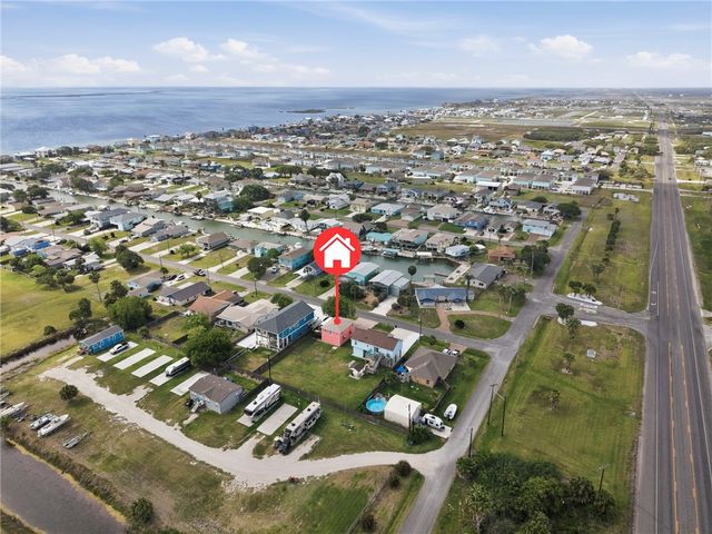 108 Port Ave, Rockport, TX 78382