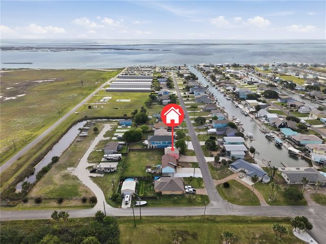108 Port Ave, Rockport, TX 78382