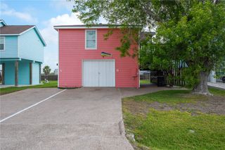 108 Port Ave, Rockport, TX 78382