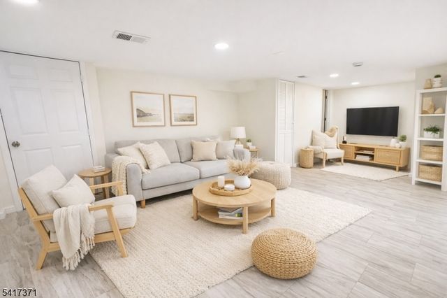 88 Devon St, Kearny Town, NJ 07032