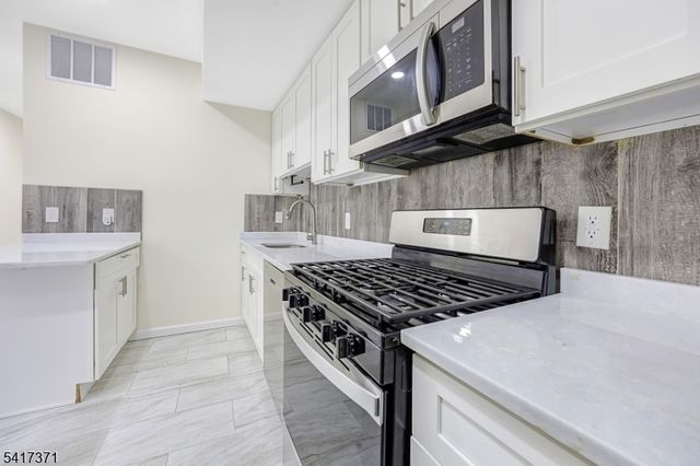 88 Devon St, Kearny Town, NJ 07032