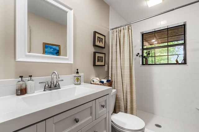 219 Lakeview Dr, Hayesville, NC 28904