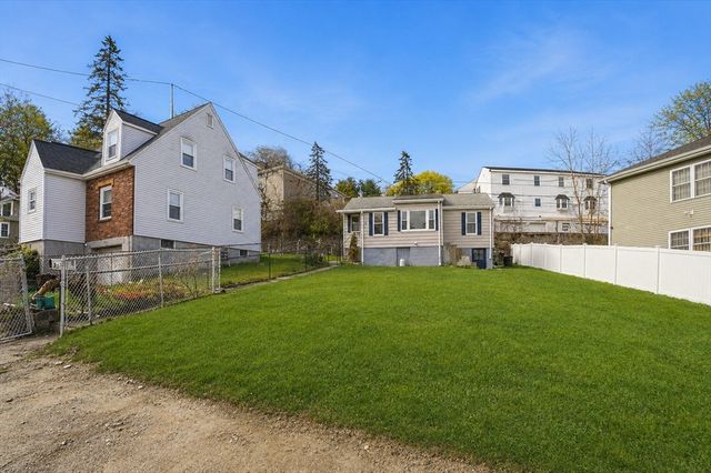 25 Johnson St, Worcester, MA 01604