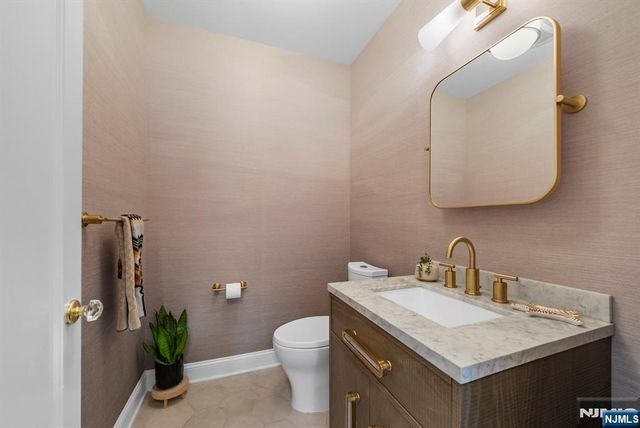 163 Hampton Place, Ridgewood, NJ 07450