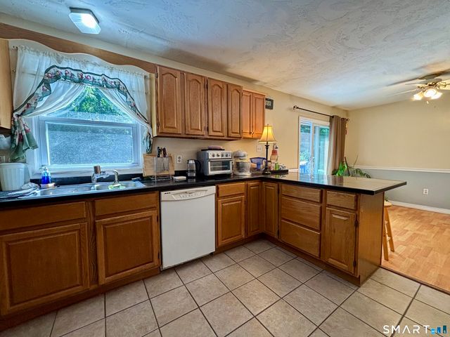 32 Pollys Lane, Montville, CT 06382