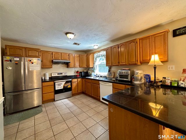 32 Pollys Lane, Montville, CT 06382