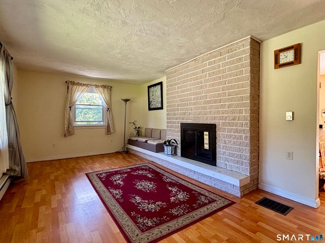 32 Pollys Lane, Montville, CT 06382