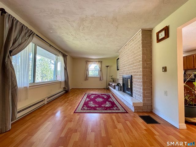 32 Pollys Lane, Montville, CT 06382
