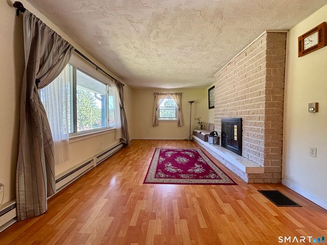 32 Pollys Lane, Montville, CT 06382