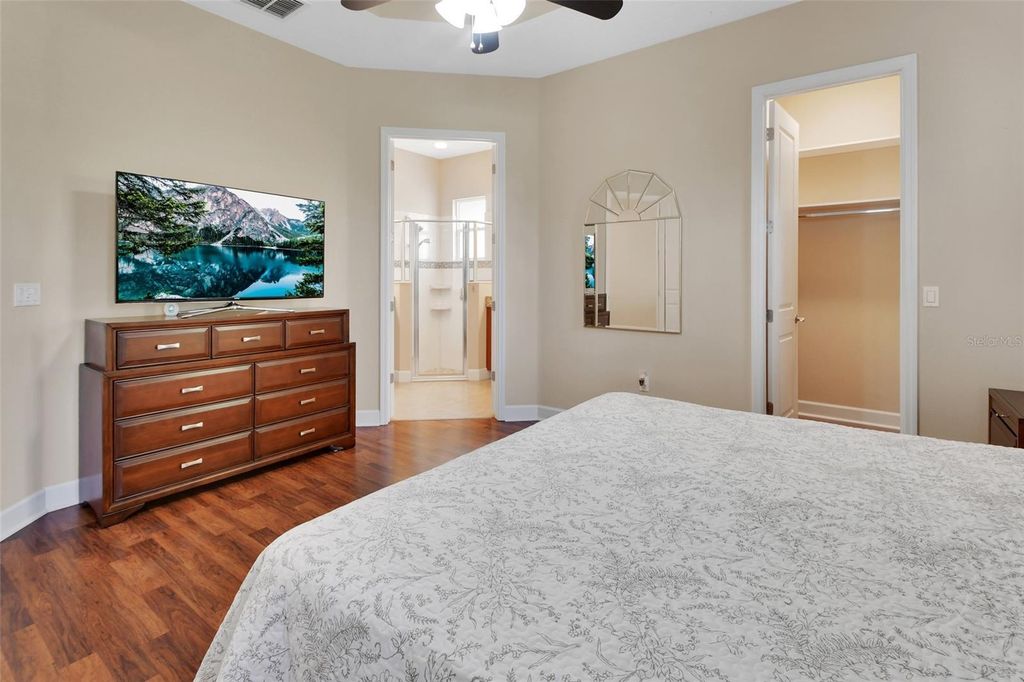 Image 16 of property listing at 423 TISBURY COURT, Deland, FL 32724