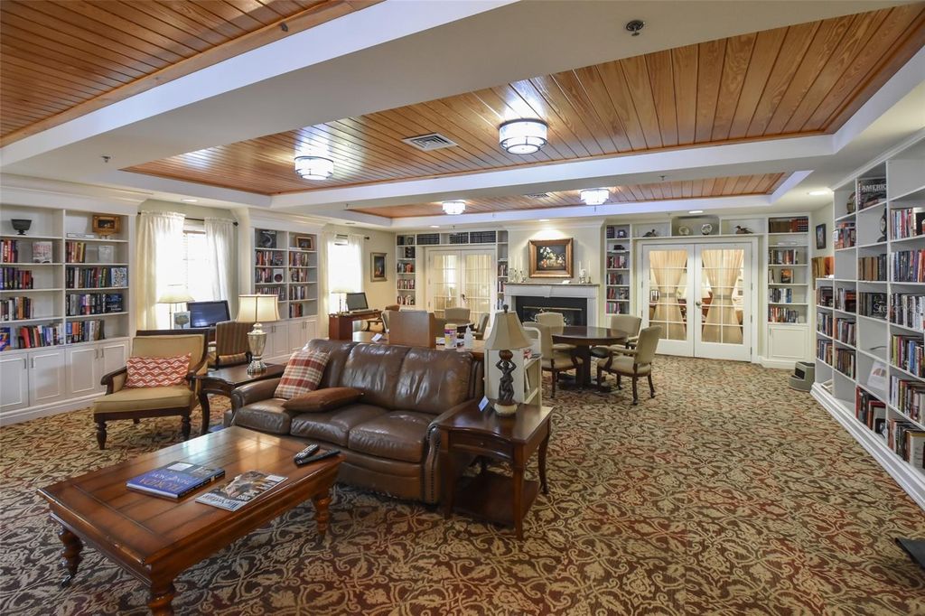 Image 40 of property listing at 423 TISBURY COURT, Deland, FL 32724