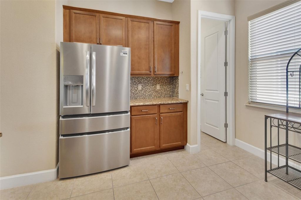 Image 8 of property listing at 423 TISBURY COURT, Deland, FL 32724