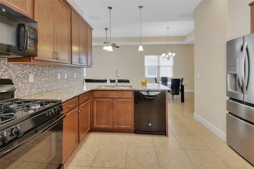 Image 10 of property listing at 423 TISBURY COURT, Deland, FL 32724