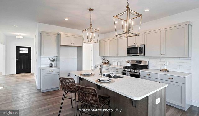 14 WALTON HILL CIR, Lititz, PA 17543