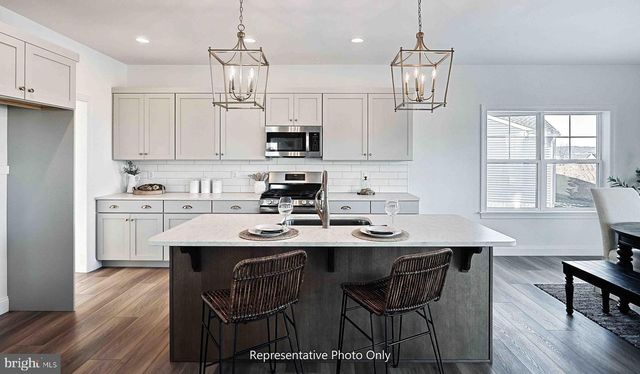 14 WALTON HILL CIR, Lititz, PA 17543