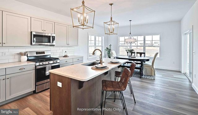 14 WALTON HILL CIR, Lititz, PA 17543