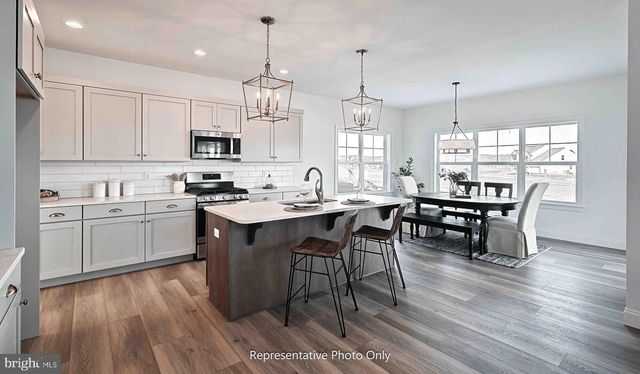 14 WALTON HILL CIR, Lititz, PA 17543