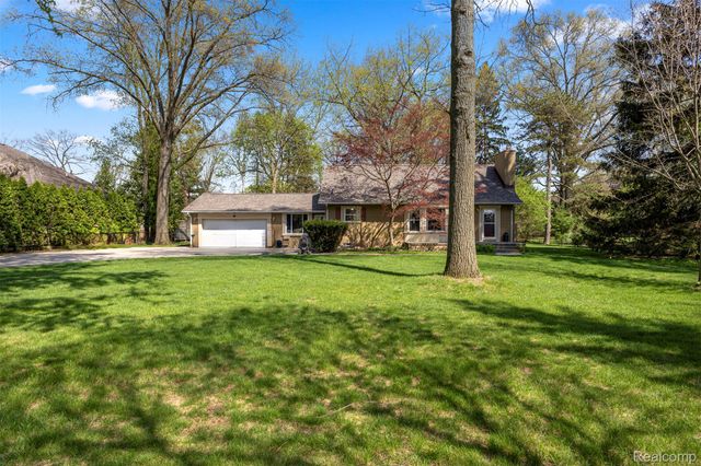 214 N Evangeline Street, Dearborn Heights, MI 48127