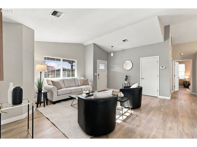 573 S 41ST Pl, Springfield, OR 97478